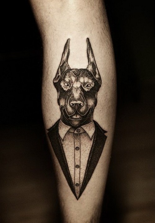 particolare disegno nero e bianco Doberman in smoching tatuaggio su stinco