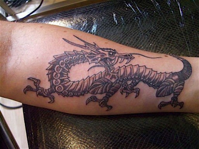 Tatuaje en el antebrazo, dragón chino flaco