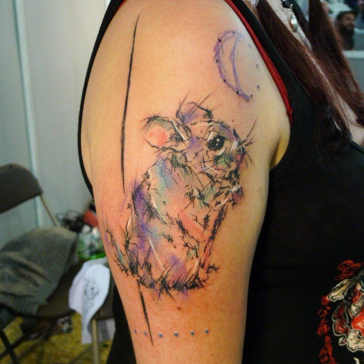Tatuaje en el brazo,
rata de acuarelas estilizada