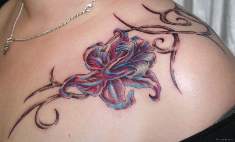 particolare bello  colorato fiore tatuaggio su petto