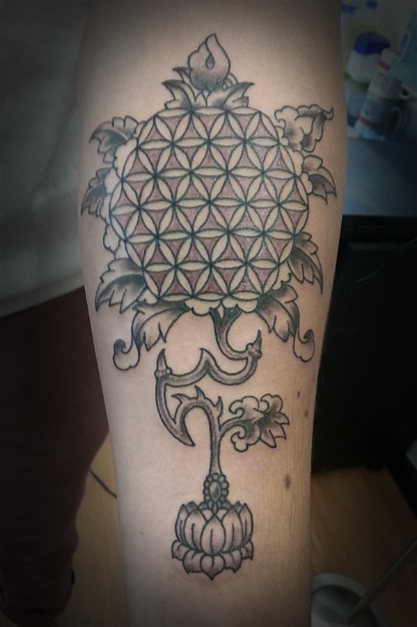 Interessante  Blume des Lebens auf Stamm wächst aus Lotus Tattoo am Arm