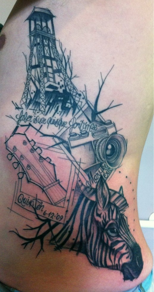 Tatuaje en el costado, composición de cebra con cámara, guitarra y torre