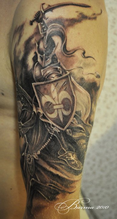 Cavaleiro com espada e tatuagem de escudo Fleur de liss