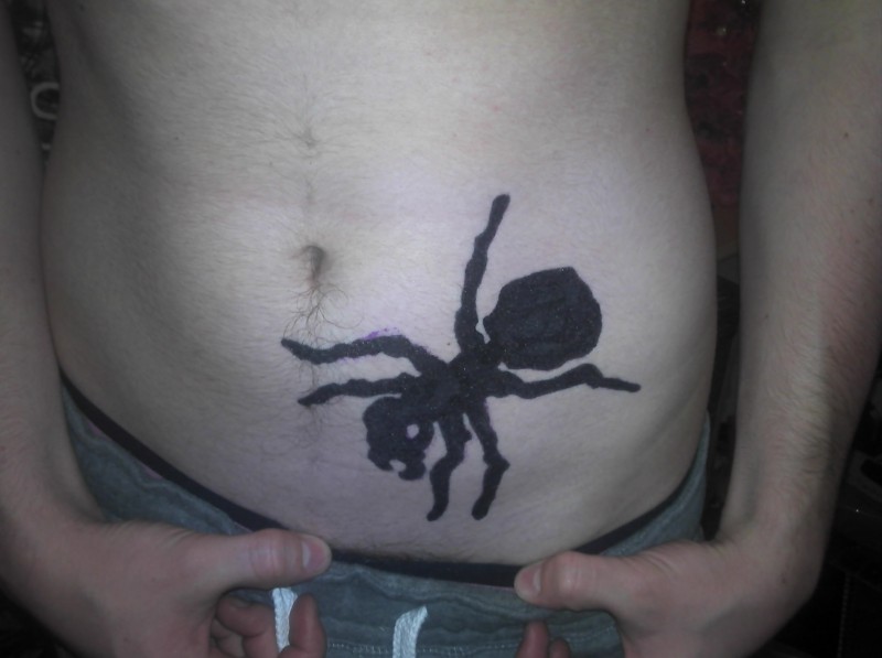 Tatuaje  de hormiga grande negra en la cadera