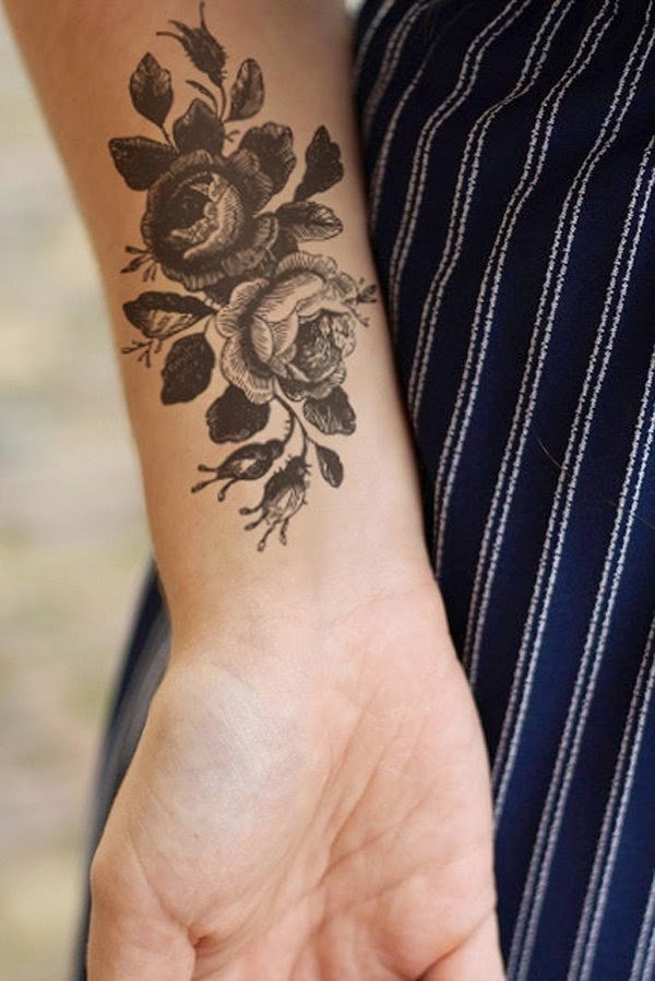 Tatuaje en el antebrazo, dos flores bellas grises