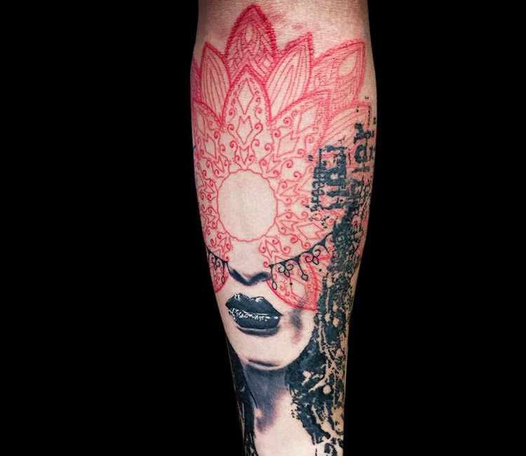 Grande tatuagem de ornamento floral colorido vermelho combinado com saltos de mulher