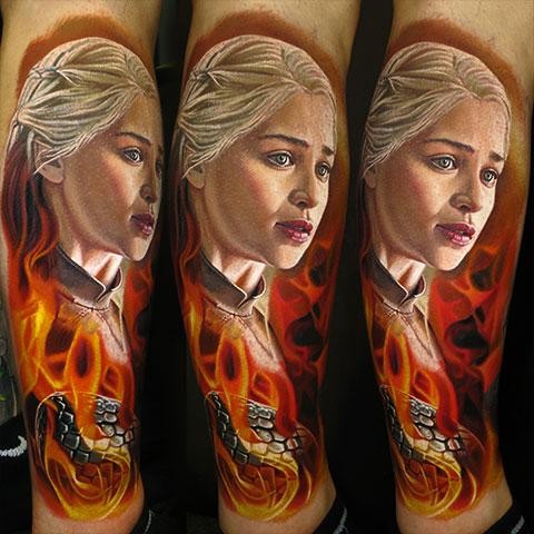 Grandes couleurs vives khaleesi femmes tatouage par Nikko Hurtado