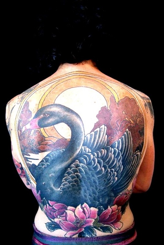 Tatuaje en la espalda,
cisne negro con sol y lirios