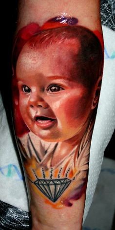Tatuaje de retrato de color realista del pequeño bebé
