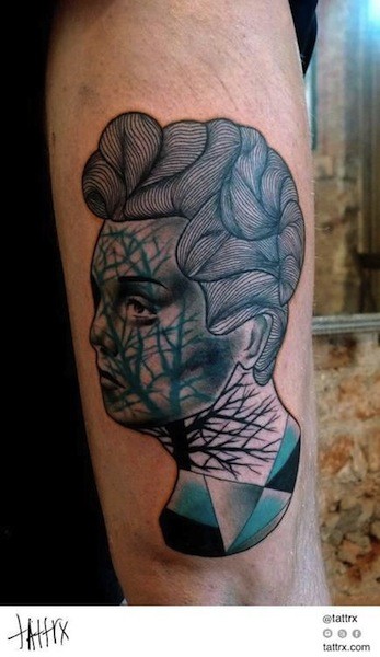 Linework estilo colorido por Mariusz Trubisz braço tatuagem de estátua de mulher