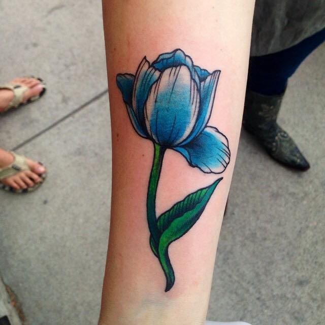 Kleine blaue Rose  amerikanisches klassisches Tattoo am Arm