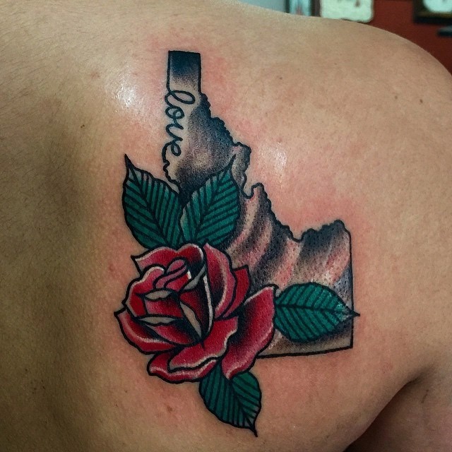 Little lovely american classic rose tattoo on shoulder