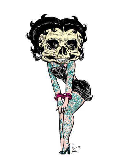 Pouco tatuado zumbi Betty Boop com desenho de tatuagem de caveira enorme