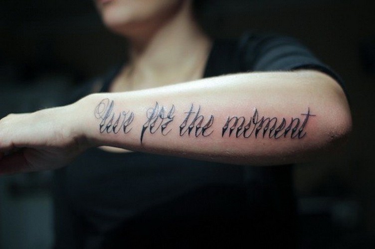 citazione vivi per il momento tatuaggio su braccio