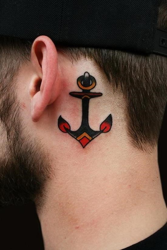 Tatuaje detrás de la oreja,
ancla negra con puntos rojos