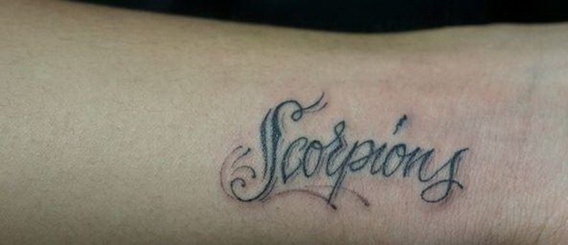 bella scrittura scorpione per i fan tatuaggio su braccio