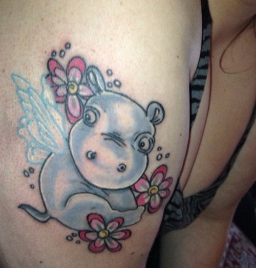 Tatuaje  de hipopótamo azul con alas y flores