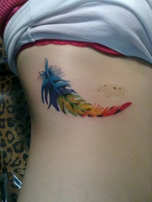 Tatuaje en las costillas, pluma bella de varios colores