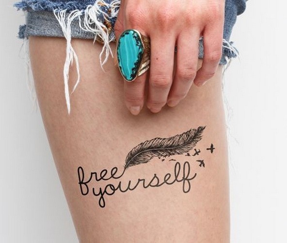 Schöne Feder Vogel mit Zitat Tattoo auf Oberschenkel