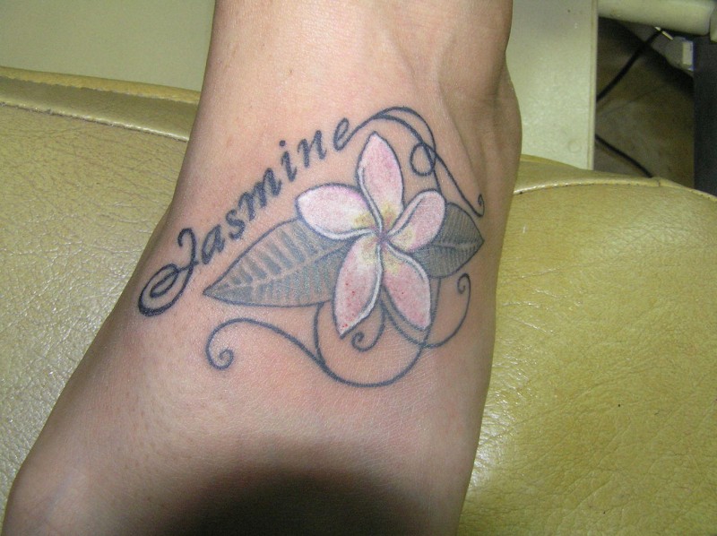 Schöne Jasmin Blume mit Zitat Tattoo am Fuß