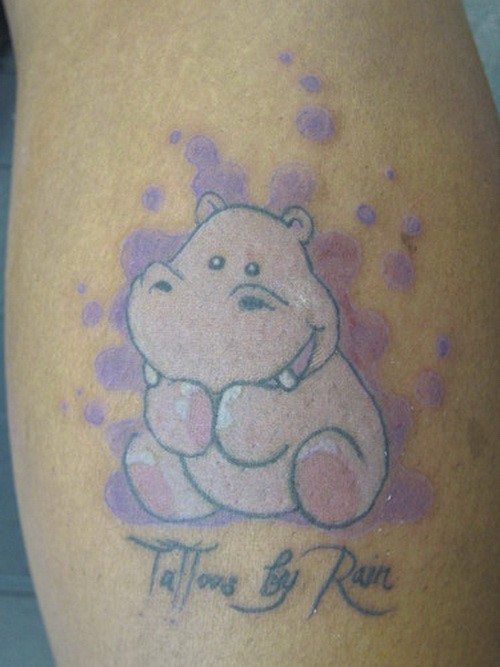 Tatuaje de hipopótamo púrpura  de dibujos animados
