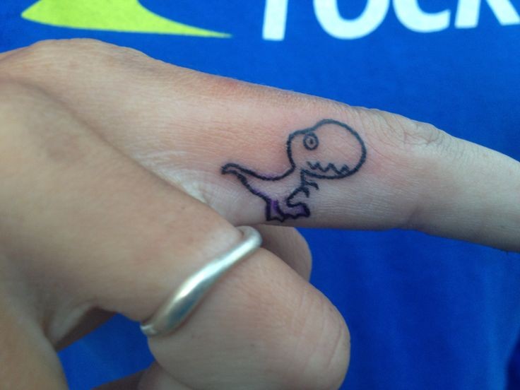 divertente piccolo dinosauro tatuaggio su dito