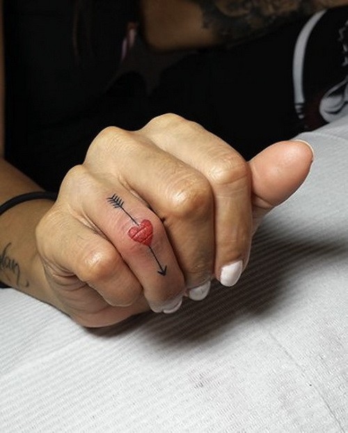 bellissimo piccolo cuore e freccia tatuaggio su dito per ragazze