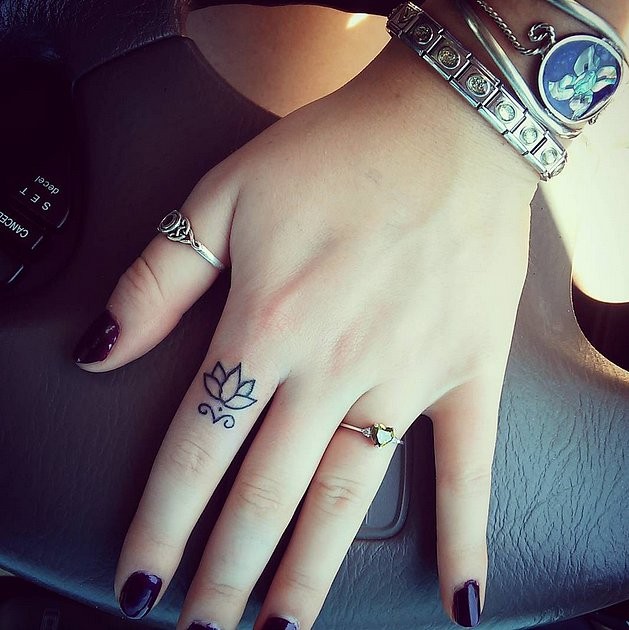 bello piccolo semplice loto tatuaggio su dito