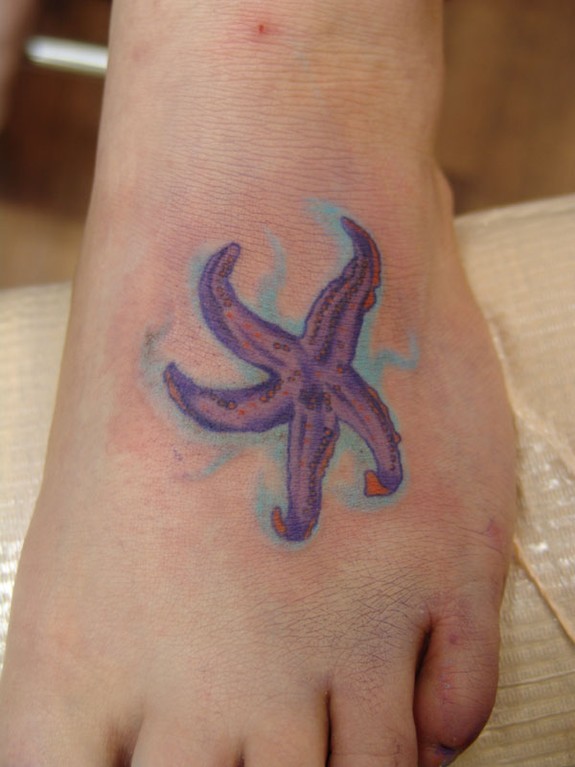 Tatuaje en el pie,
estrella de mar torcida de color púrpura