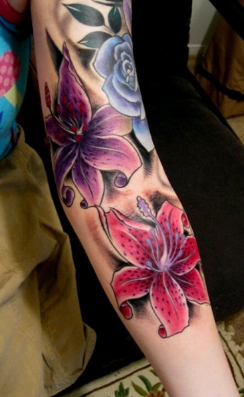 Wunderschönes Tattoo von Lilien in lebhaften Farben als Ärmel gestaltet  am Unterarm für Mädels