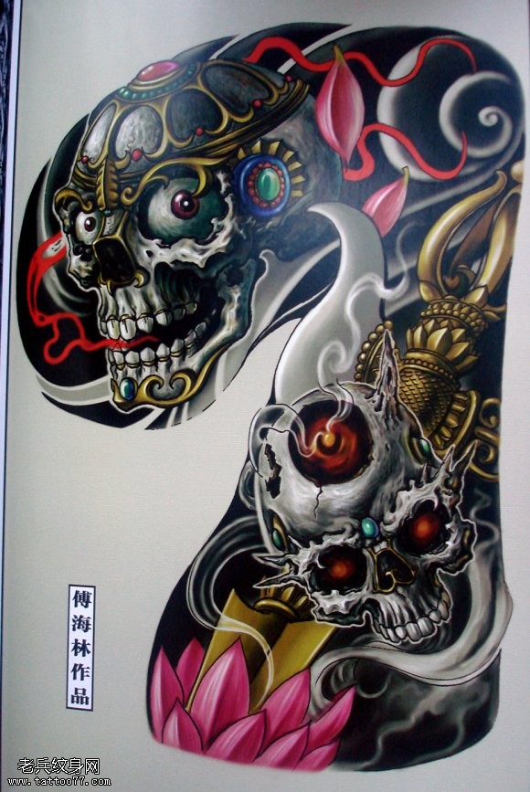 Luxuosos crânios de demónios ricos e decorados com um desenho de tatuagem de punhal de ouro