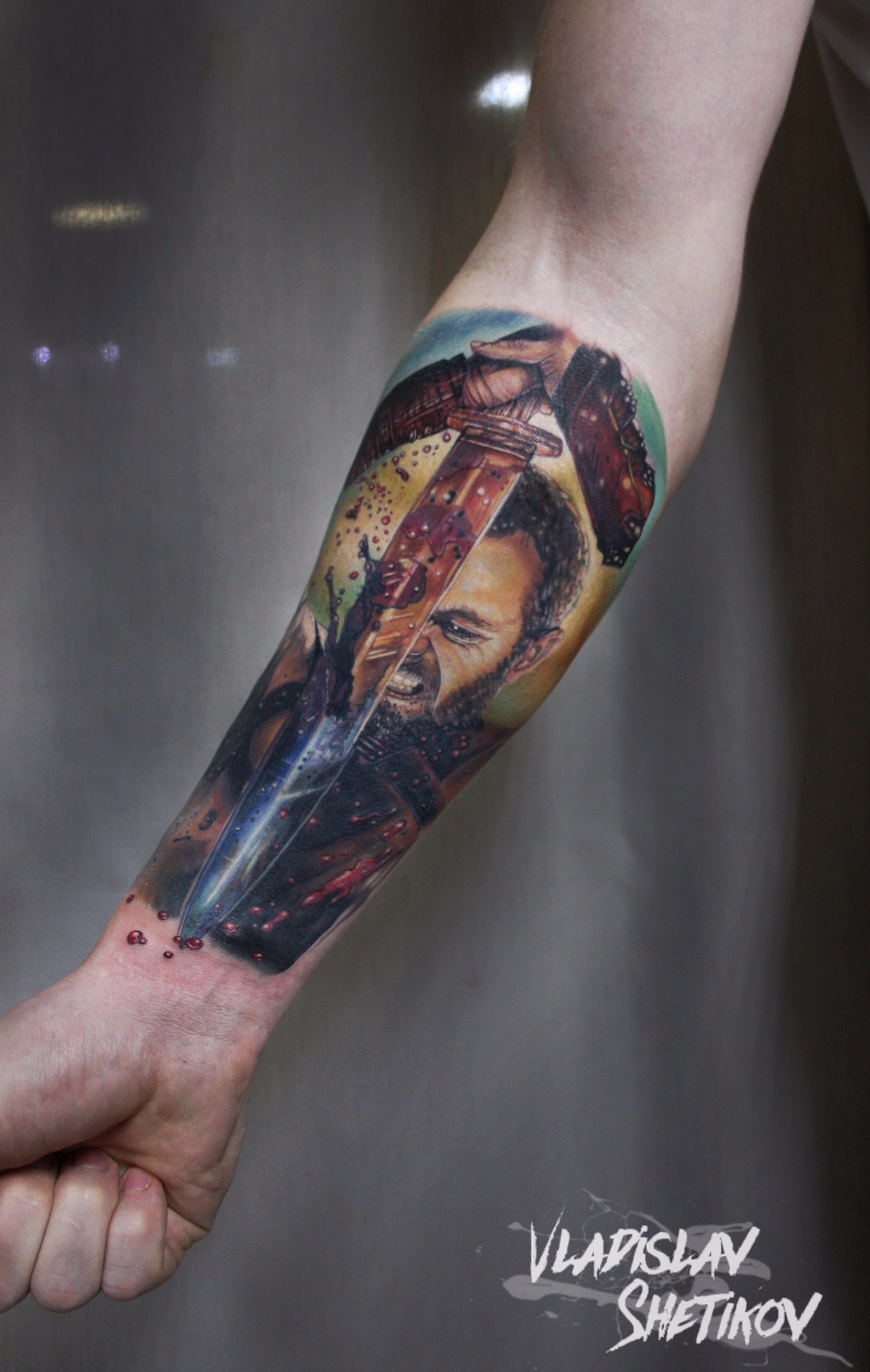 Homem com tatuagem de espada no antebraço