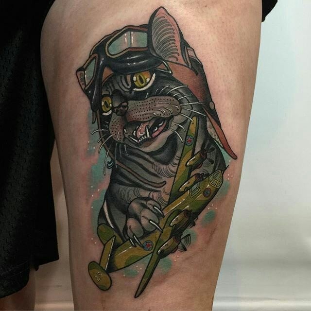 Nuovo tatuaggio colorato stile scuola di pilota gatto con piano bombardiere