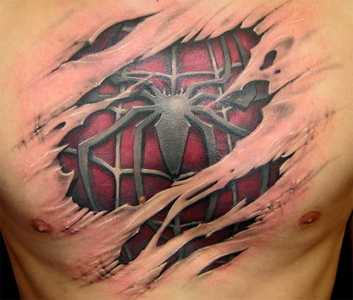 Tatuaje en el pecho, traje del hombre araña bajo la piel