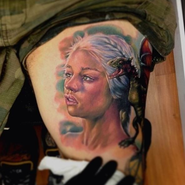Bom Daenerys com tatuagem verde litlle gragon
