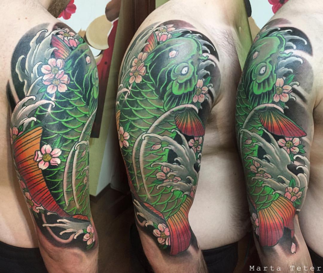 Tatuagem de peixe koi verde agradável no ombro