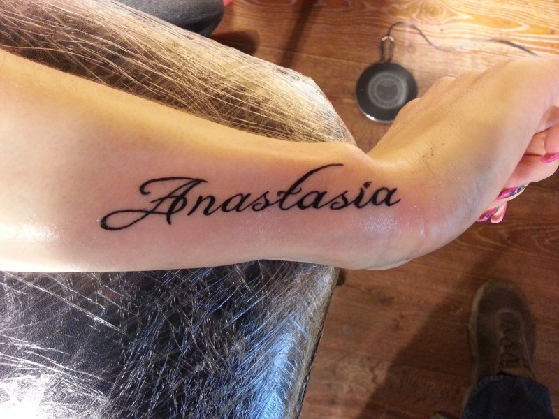 Tatuaje en el antebrazo, nombre Anastasia, letra elegante