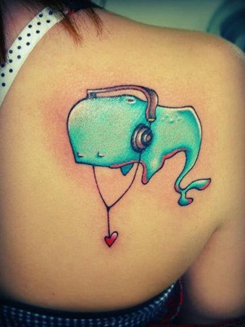 Tatuaje en el hombro,
ballena divertida en auriculares