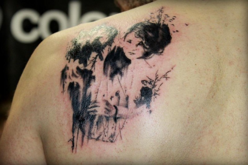Velho olhando detalhada tatuagem mulher no escapulário