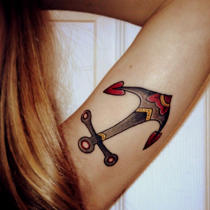 vecchia scuola ancora  tatuaggio su braccio di ragazza