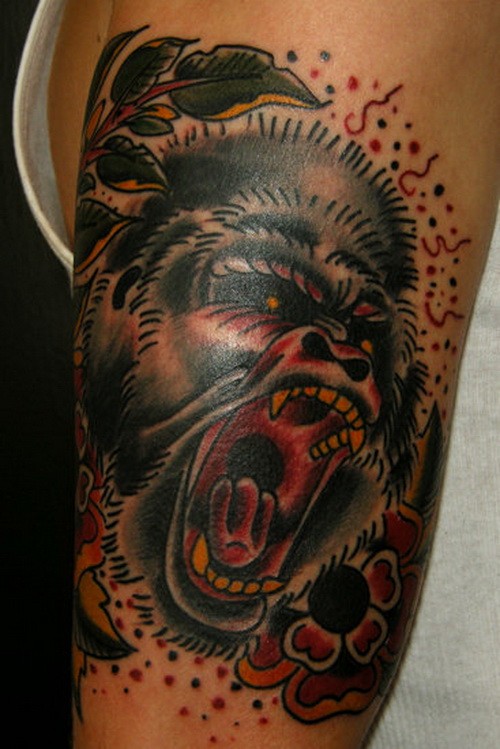 vecchia scuola inchiostro colorato gorilla furiosa con fiori tatuaggio su braccio
