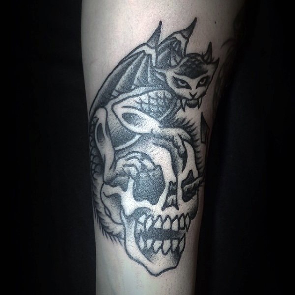 Tatuaje del brazo de tinta negra estilo antiguo de la escuela del cráneo humano con gárgola
