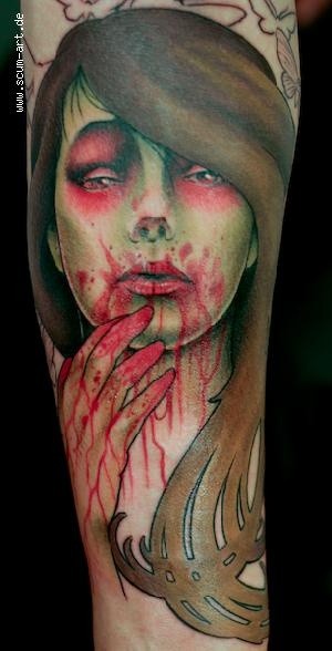 Tatuaggio di donna sanguinosa di zombi tatuato sullo stile della vecchia scuola