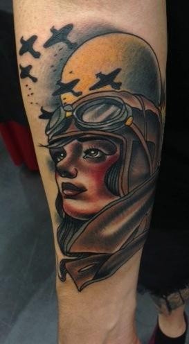 Old school estilo colroed antebraço tatuagem de piloto mulher combinado com aviões e lua