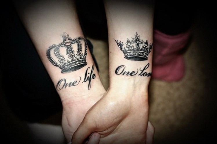 citazione una vita un amore con due corone tatuaggio su polsi
