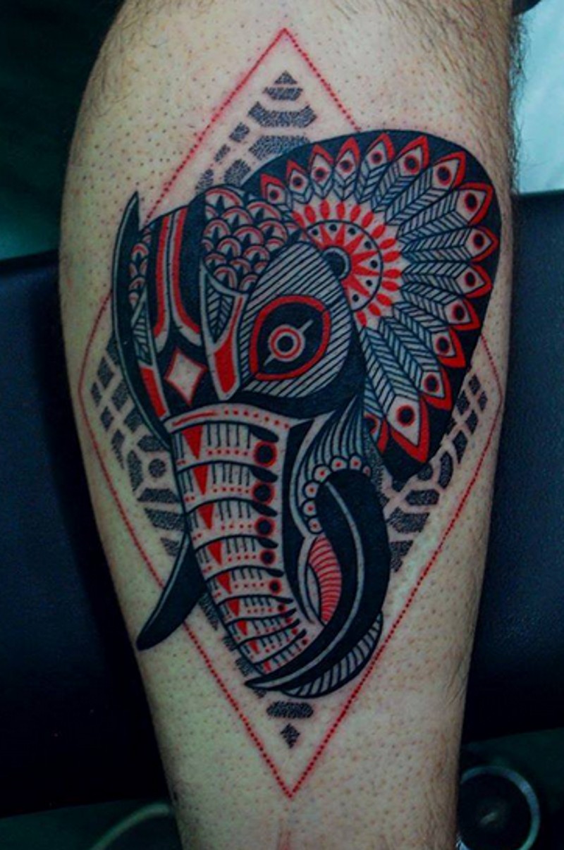 Tatuaje en la pierna, rostro de elefante imponente con patrón elegante