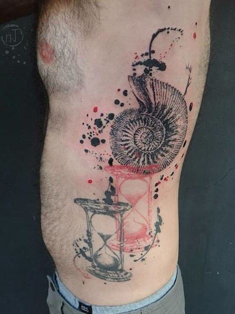 Tatuaje original de color pintado de nautilus con relojes de arena