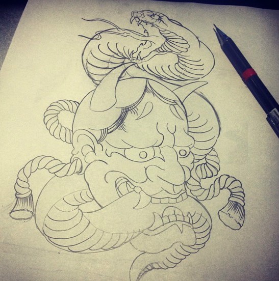 Cabeça de diabo de contorno mantendo uma cobra em seu projeto de tatuagem de dentes afiados