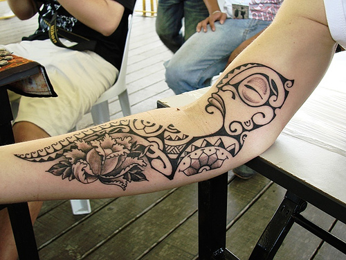 Tatuaggio grande sul braccio i disegni in stile tribale