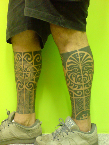 Tatuaje polinesio en las piernas